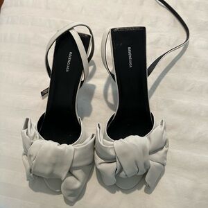 BALENCIAGA BOW SANDAL HEEL SIZE 38.5. White learher.Beautiful,scratches on heel
